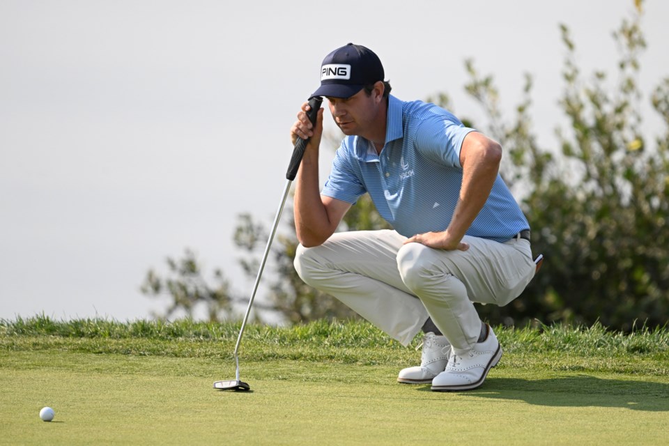 Harris English lines up a putt on the fourth hole on the South Course at Torrey Pines during the third round of the Farmers Insurance Open golf tournament Friday, Jan. 24, 2025, in San Diego. (AP Photo/Denis Poroy)