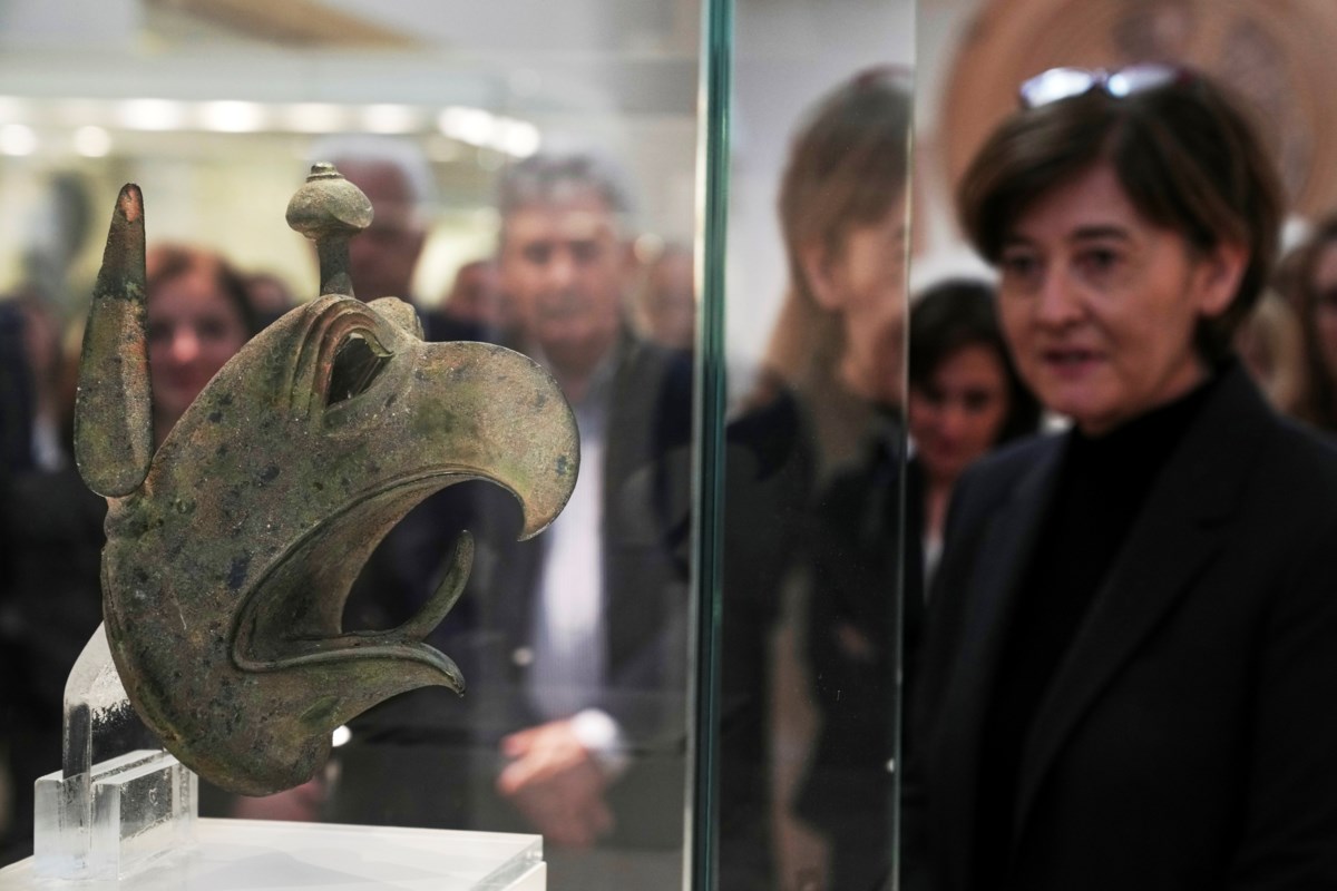 An ancient bronze griffin head is returned to Greece from New York in a ...