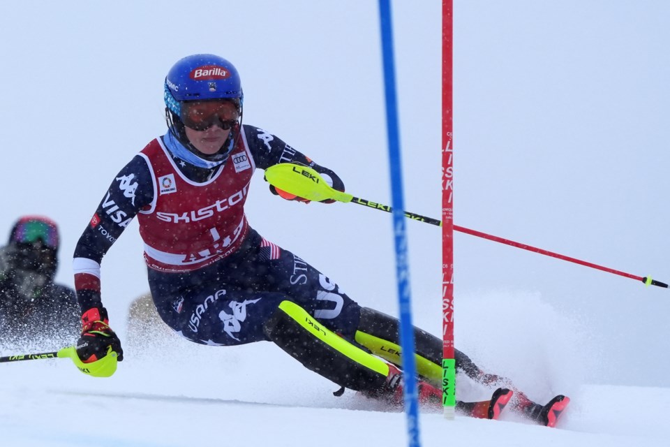 Mikaela Shiffrin leads first run of World Cup slalom. Title-chasing ...