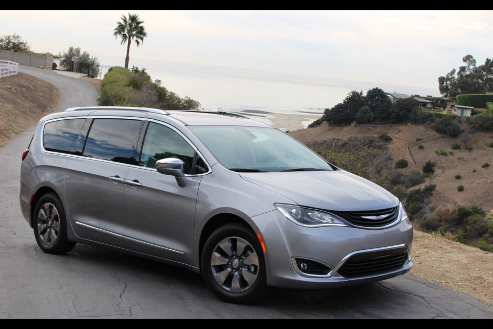 2017 Chrysler Pacifica Hybrid: For the Treehugging Family - TBNewsWatch.com