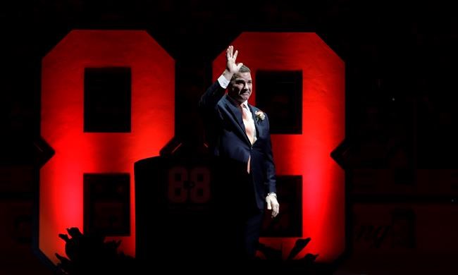 Flyers retire Hall of Fame center Eric Lindros' No. 88 – The