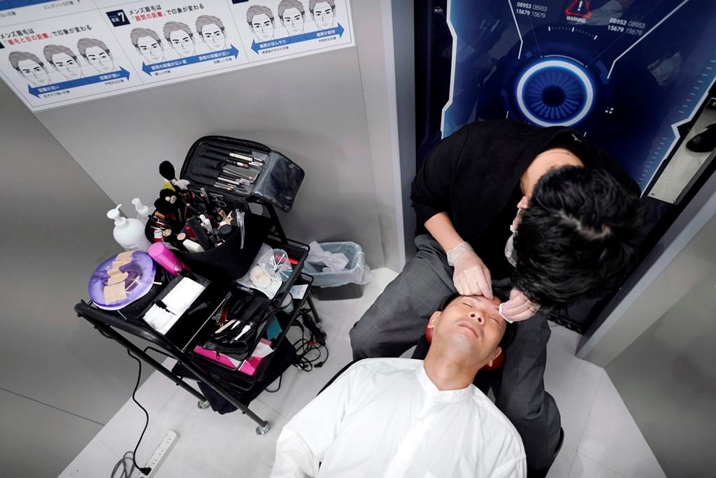 Japanese businessmen brighten makeup industry amid pandemic