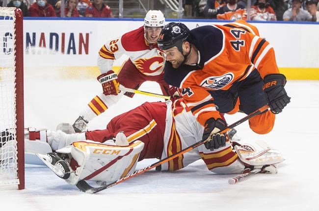 Calgary Flames - Sean Monahan and Johnny Gaudreau hit the turf