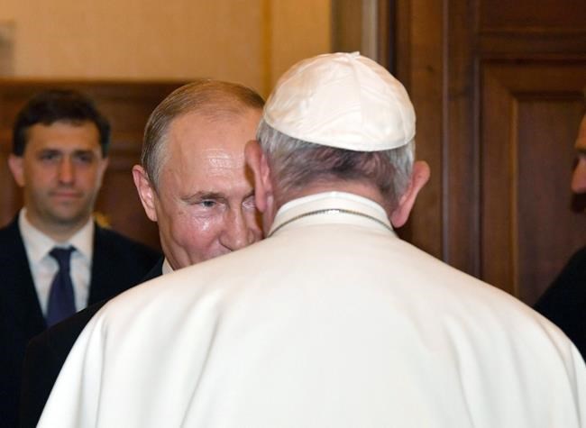 Bỏ qua các giao thức ngoại giao, Đức Thánh Cha đến Tòa Đại Sứ Nga để phản đối