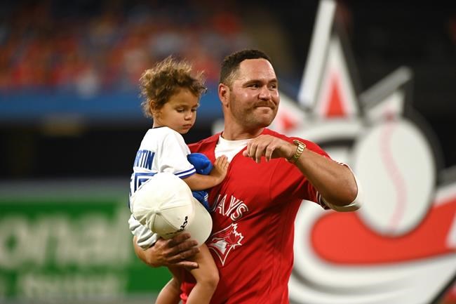 Russell Martin bids farewell to Blue Jays fans after retiring in