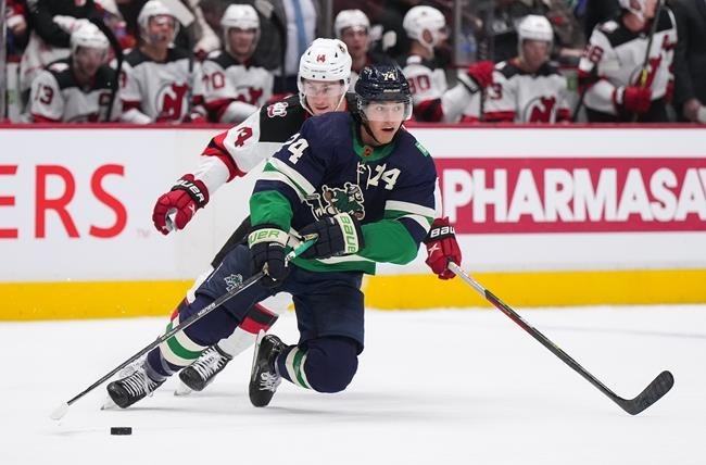 Which players have played for the Vancouver Canucks & New Jersey