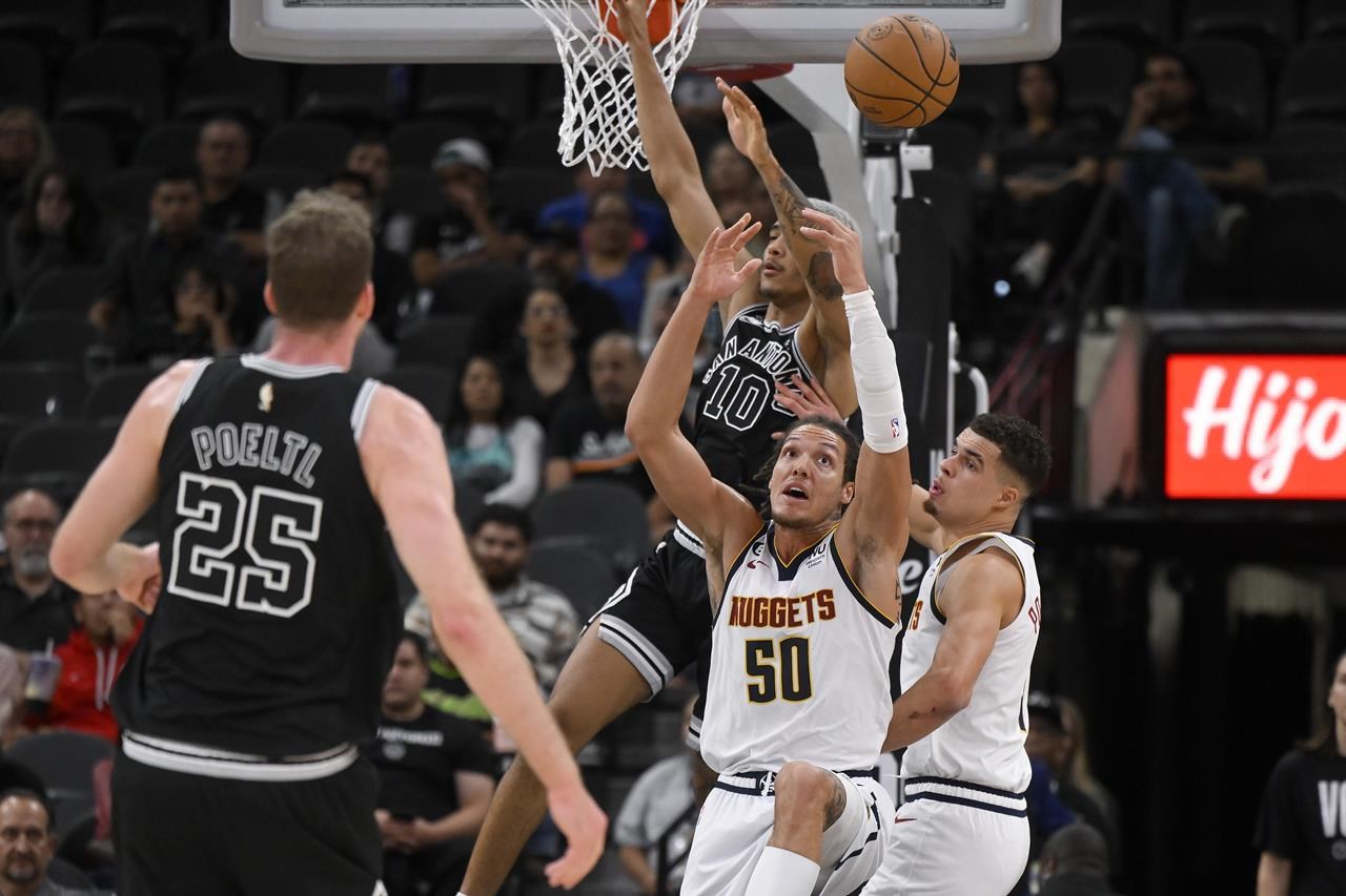 Jeremy Sochan of the San Antonio Spurs dunks during the first half