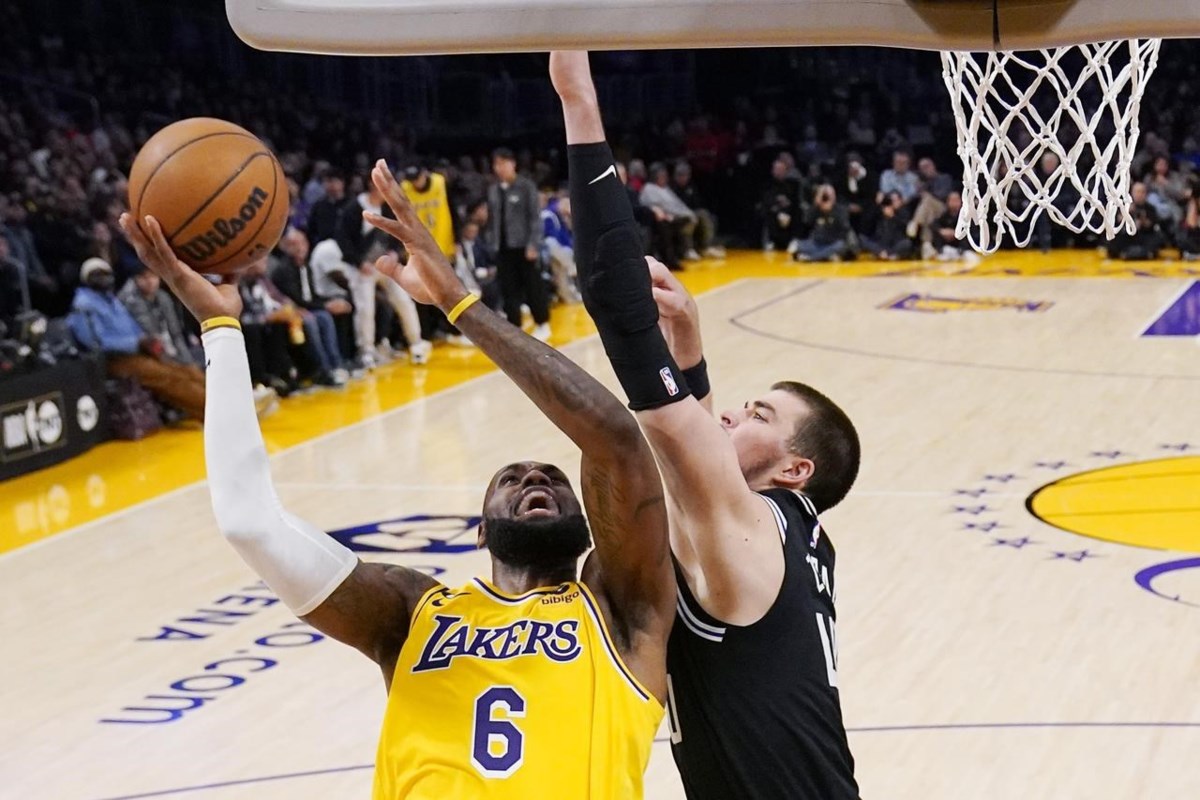 LeBron scores 46, but Clippers beat Lakers for 10th straight time