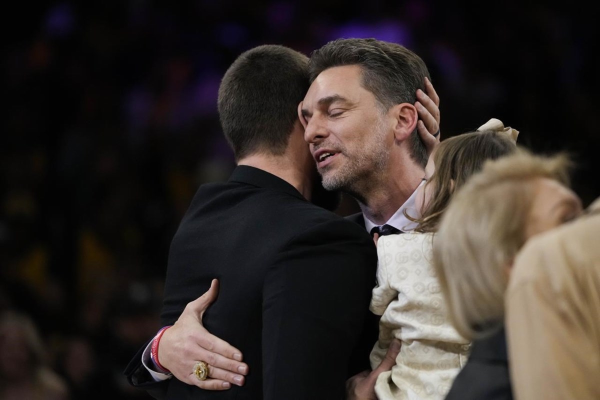 Pau Gasol's jersey retirement ceremony at halftime of the Lakers-Grizz