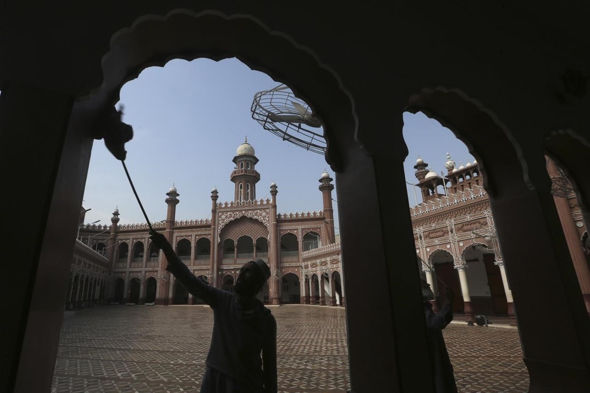 Muslims across the world mark start of holy month of Ramadan
