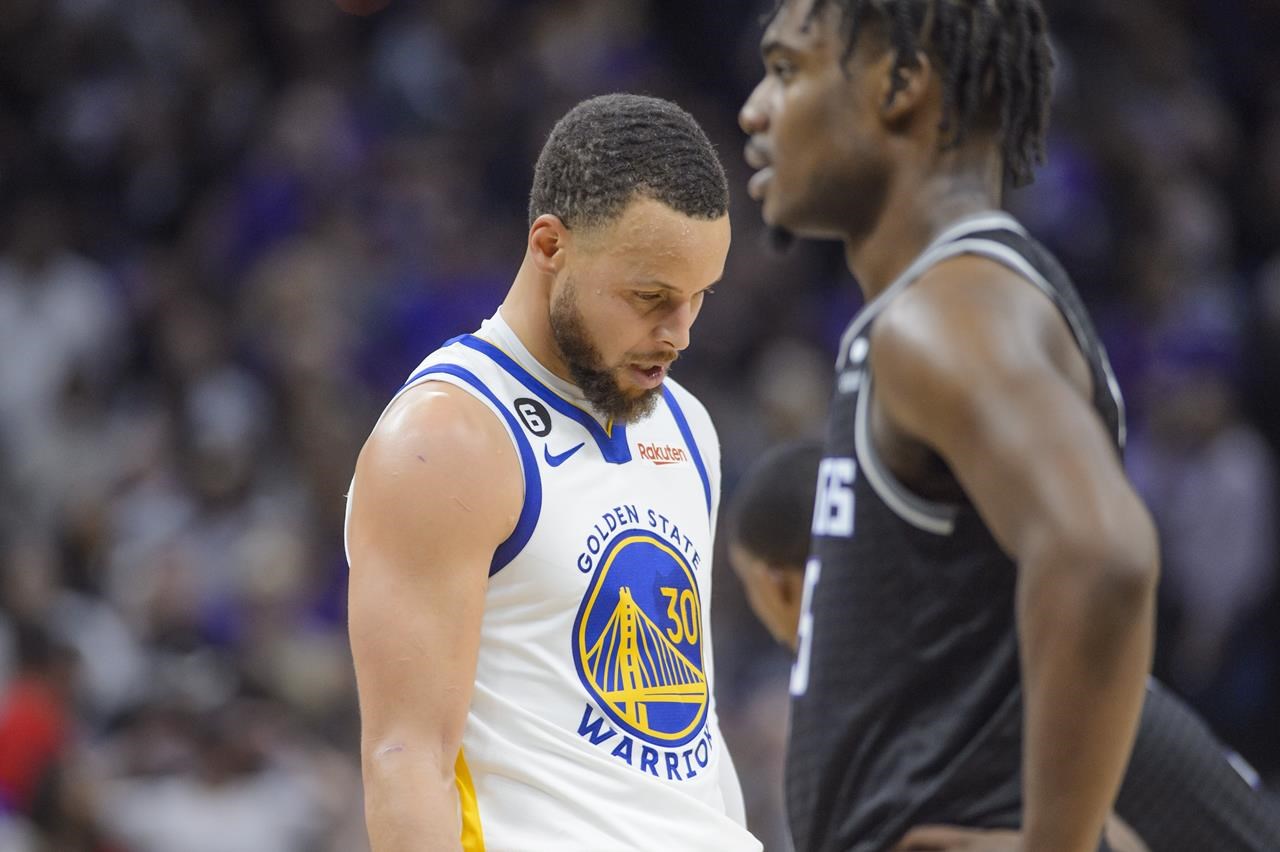 Kings-Warriors: Domantas Sabonis gets elbowed in the face. 'Refs