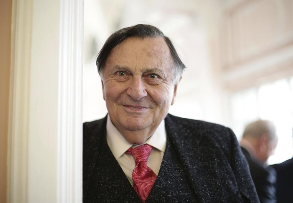 Dame Edna actor Barry Humphries stable in Sydney hospital - Vancouver ...