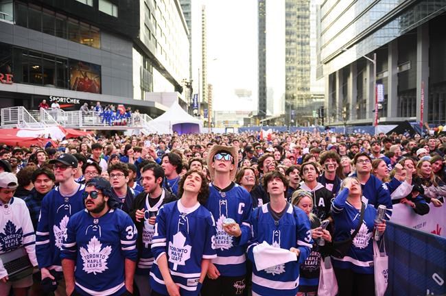 Leafs fans show enthusiasm ahead of Game 5