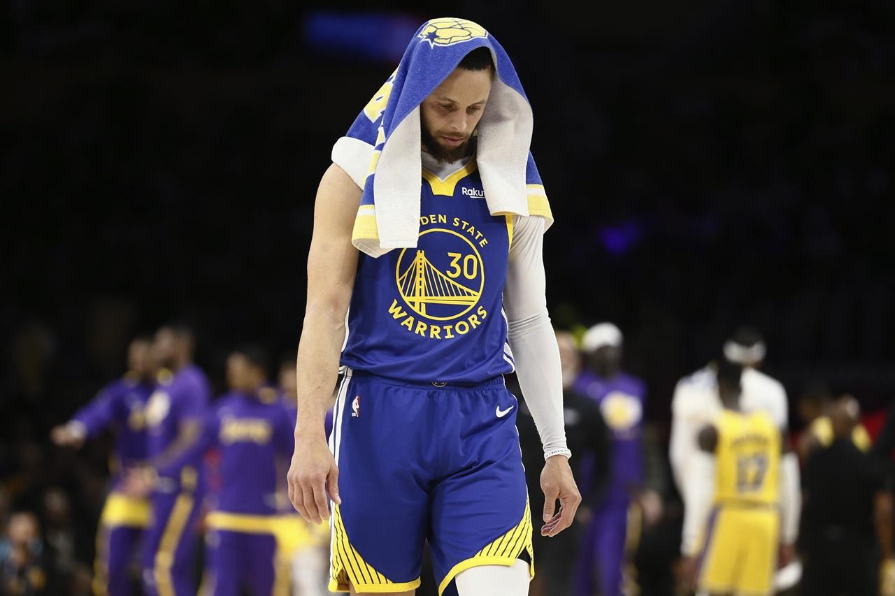 Curry sports short shorts in Warriors' victory