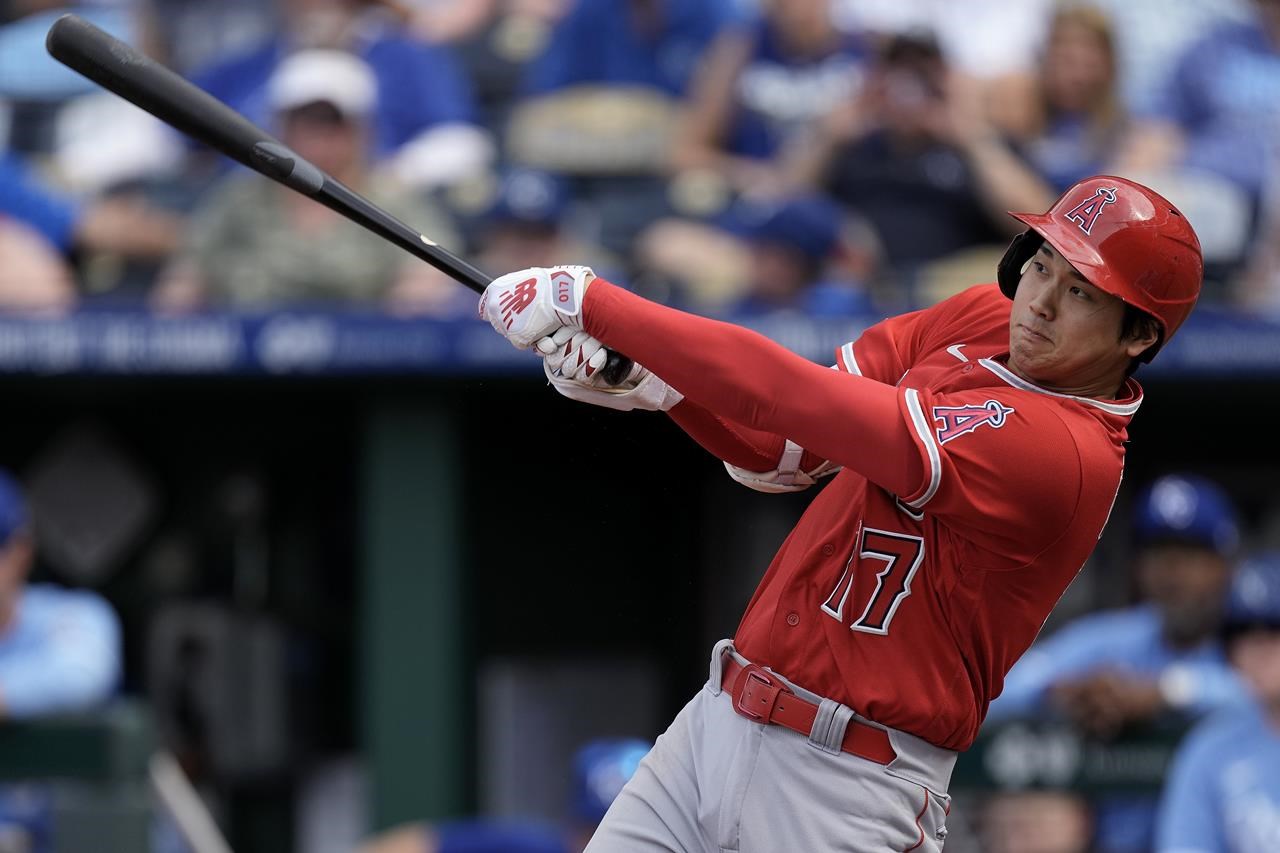 Cardinals reliever Gallegos gets wiped down by umpire after using rosin bag  on his left arm