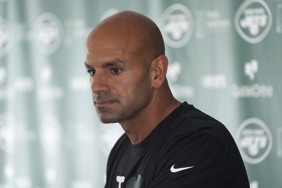 Jets, Hard Knocks: Robert Saleh wears hilarious “I heart HK” shirt