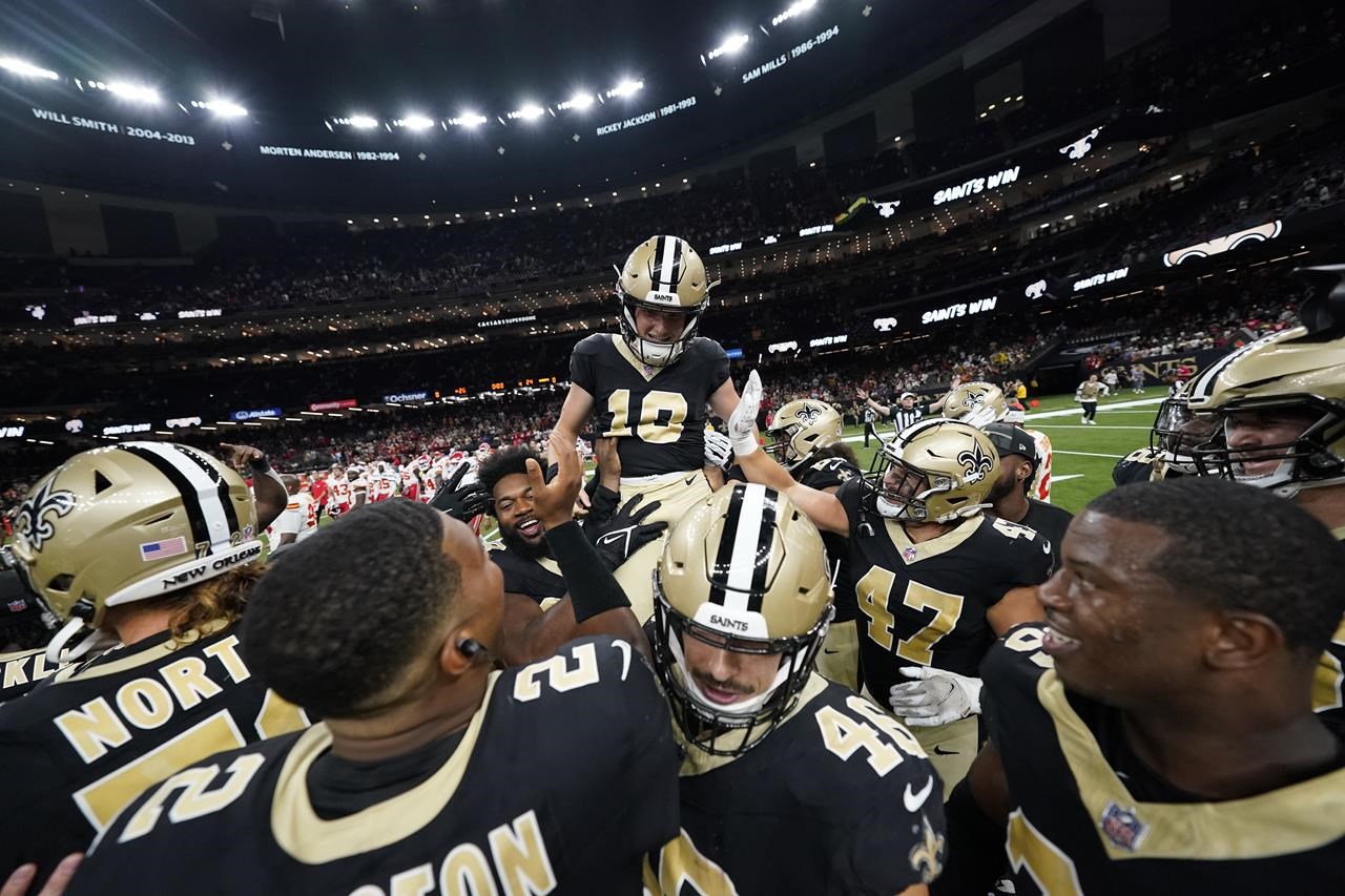 Derek Carr throws a TD pass in his Saints debut, a 26-24 preseason win over  the Chiefs