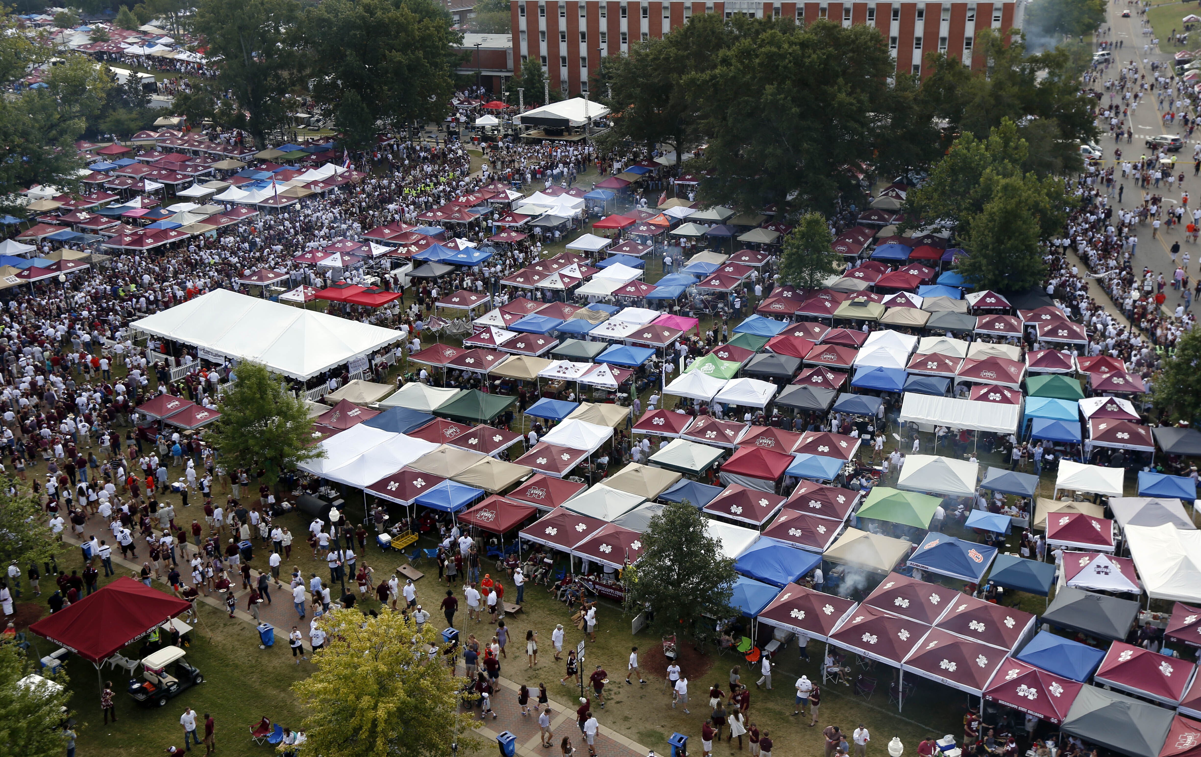 No Tailgating at College Football Championship Is Just One Difference From  Bowls - The New York Times