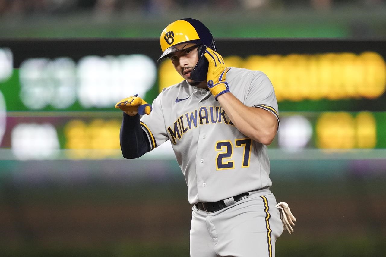 Christian Yelich hits leadoff homer as Milwaukee Brewers beat Chicago Cubs  6-2 for 9th straight win