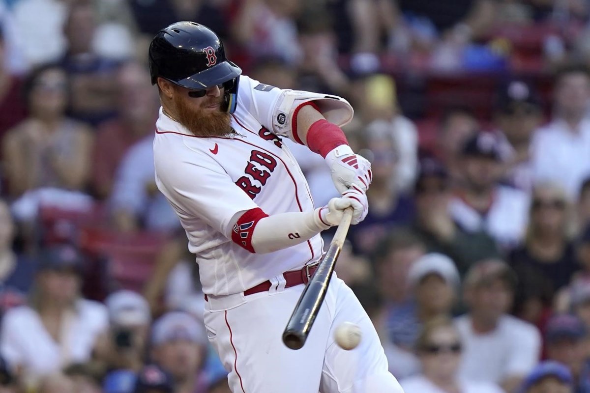 Astros hold off Red Sox to complete first sweep at Fenway Park