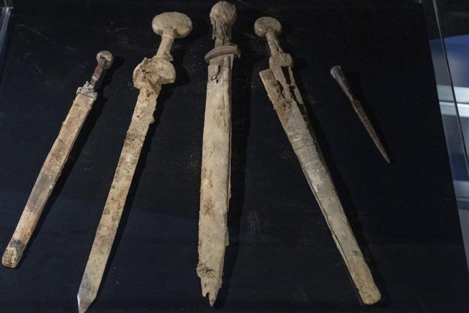 4 Exceptionally Preserved Roman Swords Discovered In A Dead Sea Cave In Israel Delta Optimist 7234