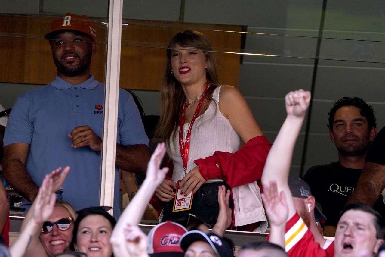 Taylor Swift turns out to see Travis Kelce, Kansas City Chiefs