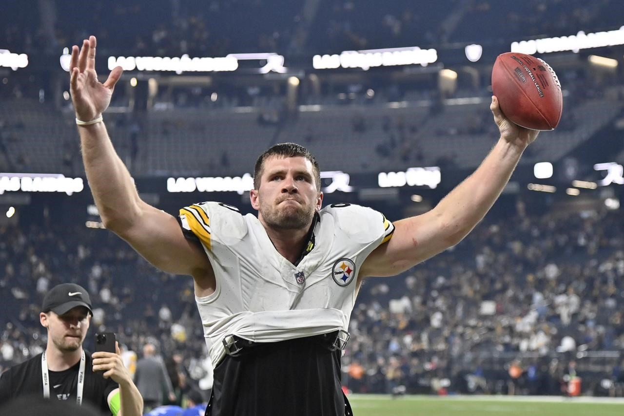 Pickett throws 2 TDs, as Steelers hold on to beat Raiders 23-18