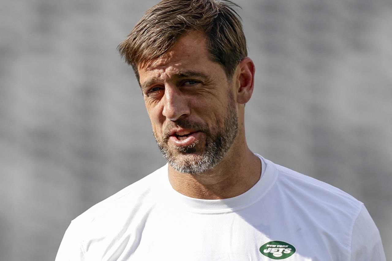 Aaron Rodgers rejoins Jets teammates ahead of Sunday night game vs