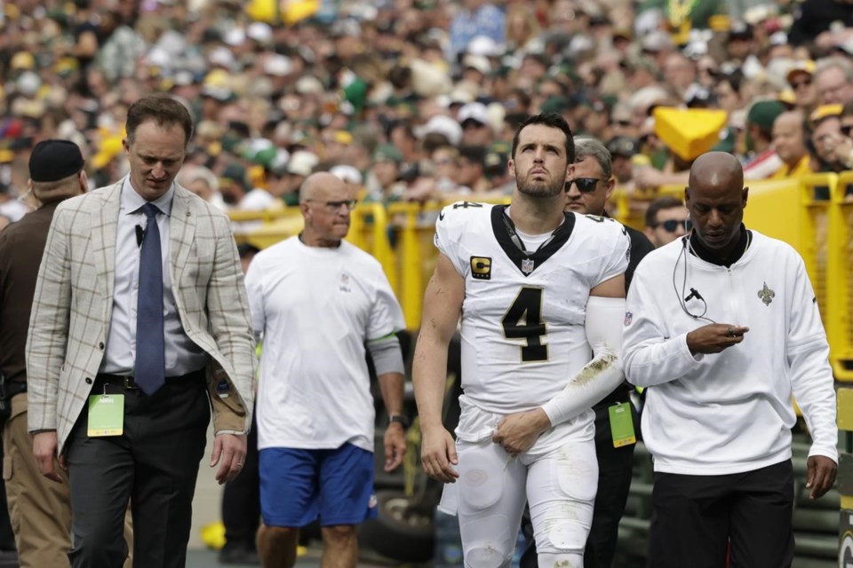 Saints QB Derek Carr injures shoulder vs. Packers