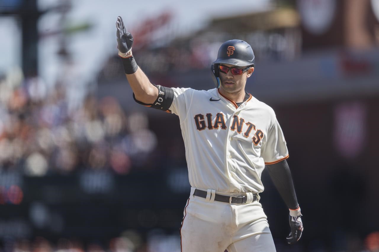Brandon Crawford's kids throw first pitch in possible final game for Giants