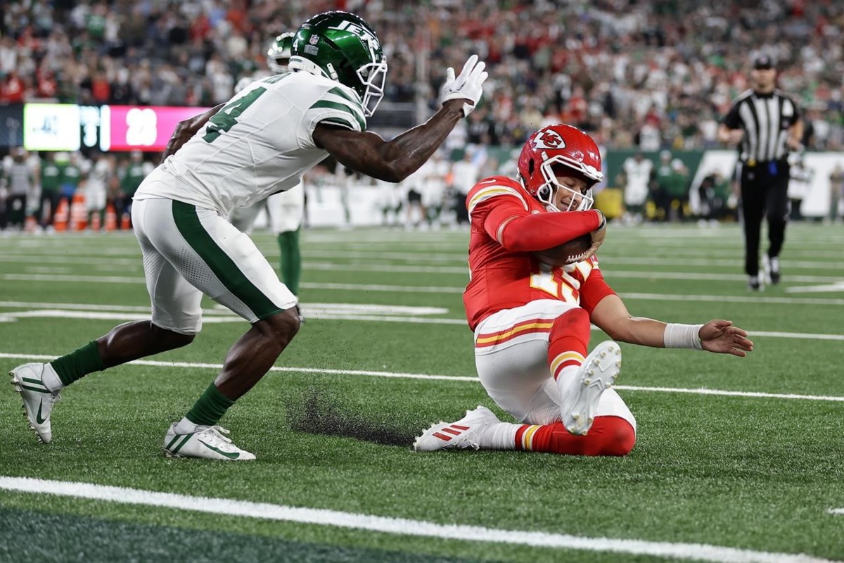 WATCH: Chiefs LB Nick Bolton comes down with sweet interception at Thursday  practice