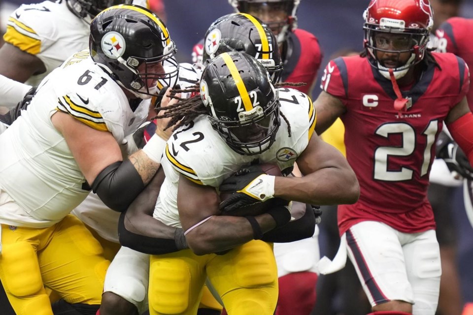 Pittsburgh Steelers running back Najee Harris (22) carries the