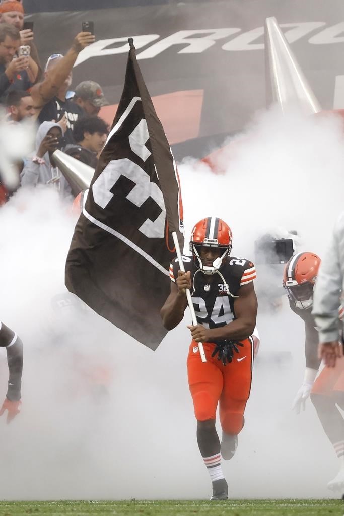 Browns running back, former UGA star Nick Chubb carted off with knee injury  vs. Steelers