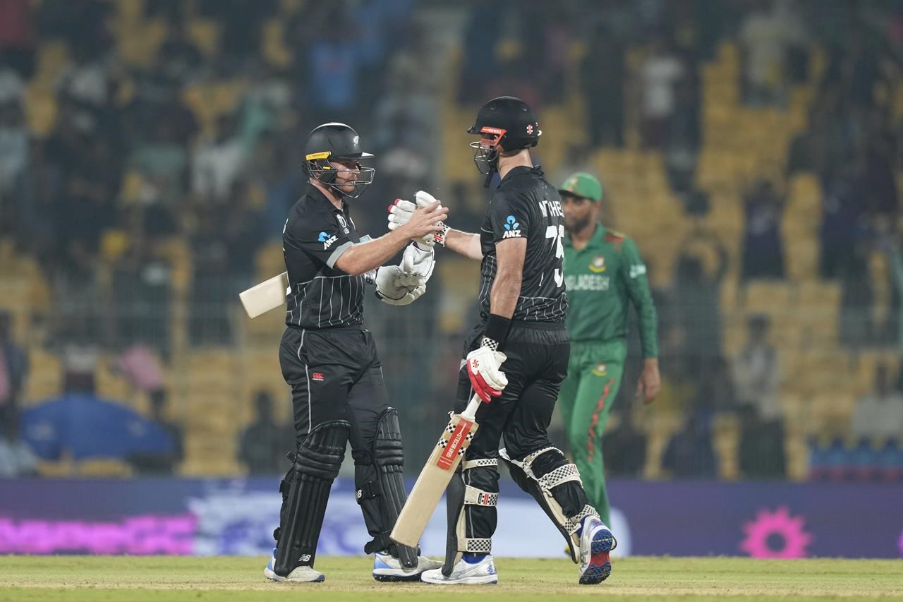 NZ captain Kane Williamson fractures thumb but will stay at Cricket World  Cup