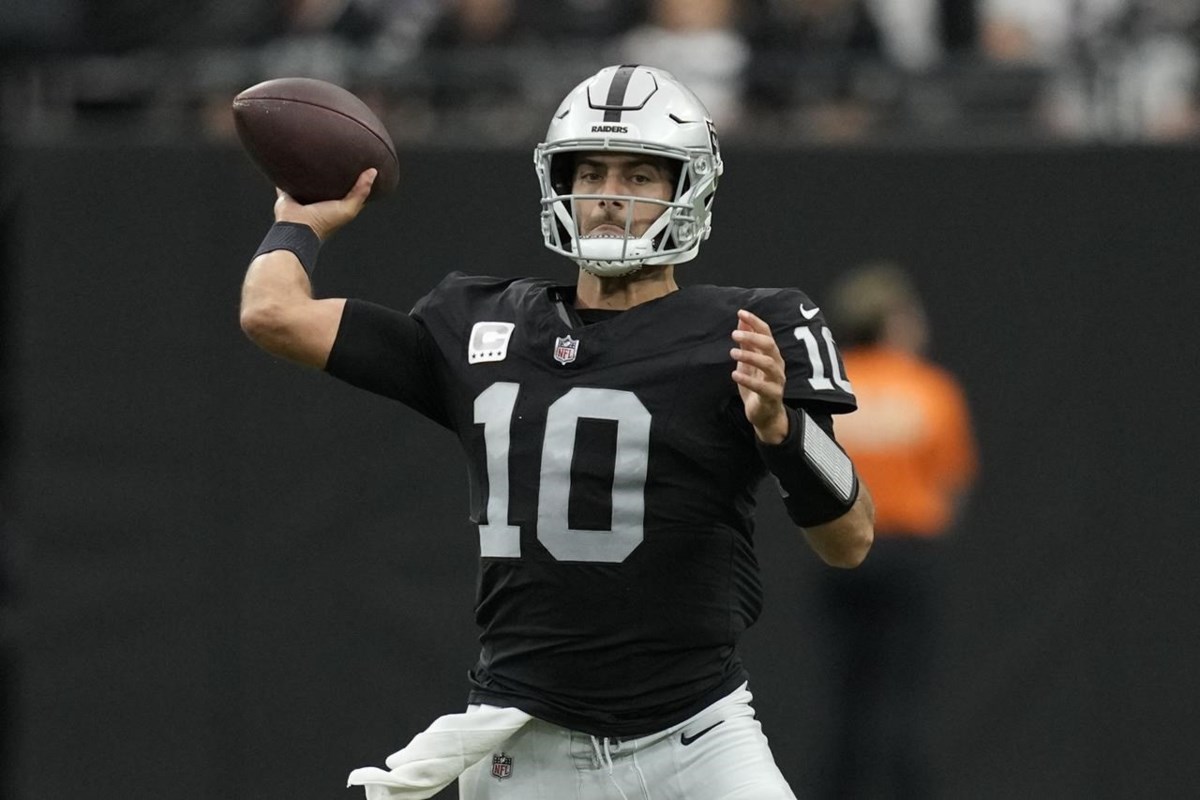 Raiders hold off Patriots 21-17 after losing QB Garoppolo to back injury