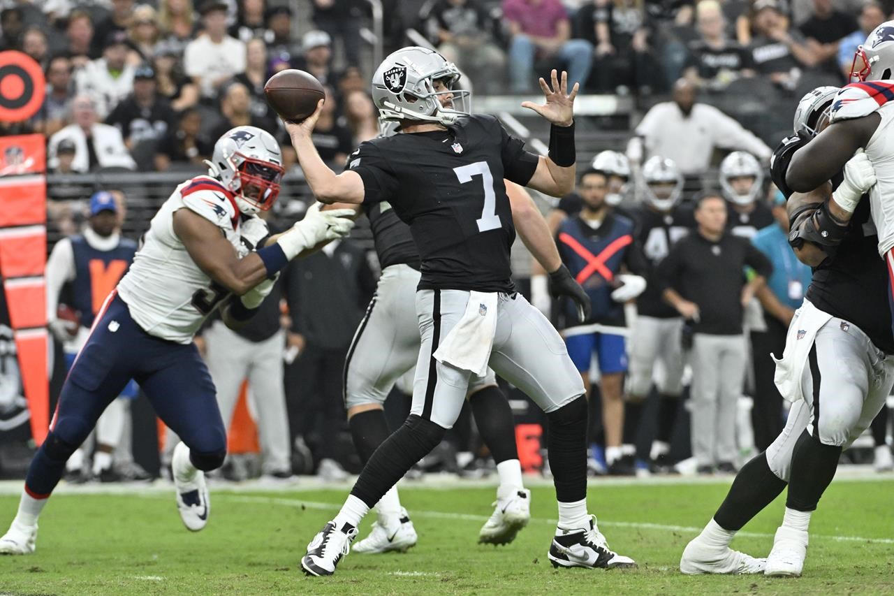 Raiders hold off Patriots 21-17 after losing QB Garoppolo to back injury