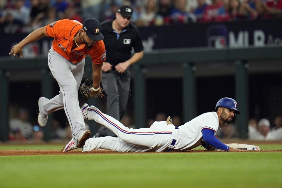 Open up: Rangers' retractable roof open for Game 4 of ALCS against