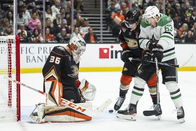 Leo Carlsson scores in an impressive NHL debut, but the Anaheim Ducks lose  3-2 to Dallas, Hockey