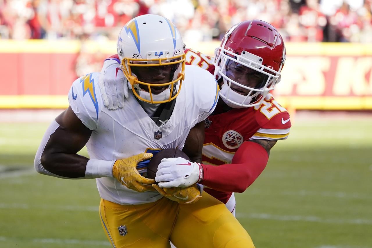 Mahomes throws for 424 yards and 4 TDs, Kelce has big day as Chiefs beat  Chargers 31-17