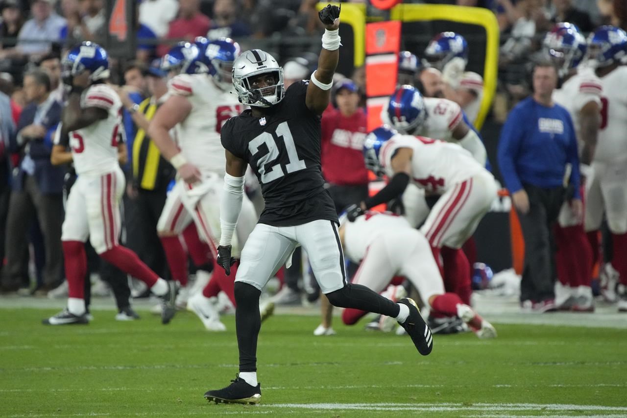 Raiders roll past Giants 30-6 to give Antonio Pierce a win in his debut as  interim coach
