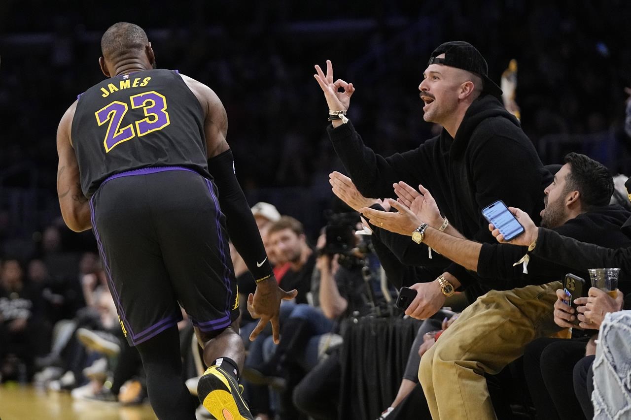 LeBron James' big 4th quarter propels Lakers past Suns 106-103 and into  tourney semifinals 