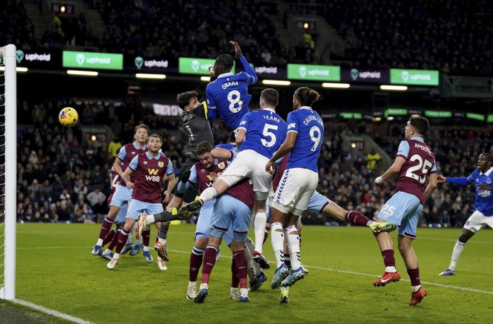 Everton win 2-0 at Burnley to continue climb up the standings