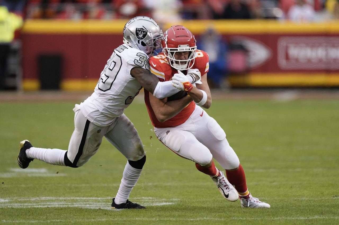 Chiefs' Patrick Mahomes has helmet shattered during playoff game