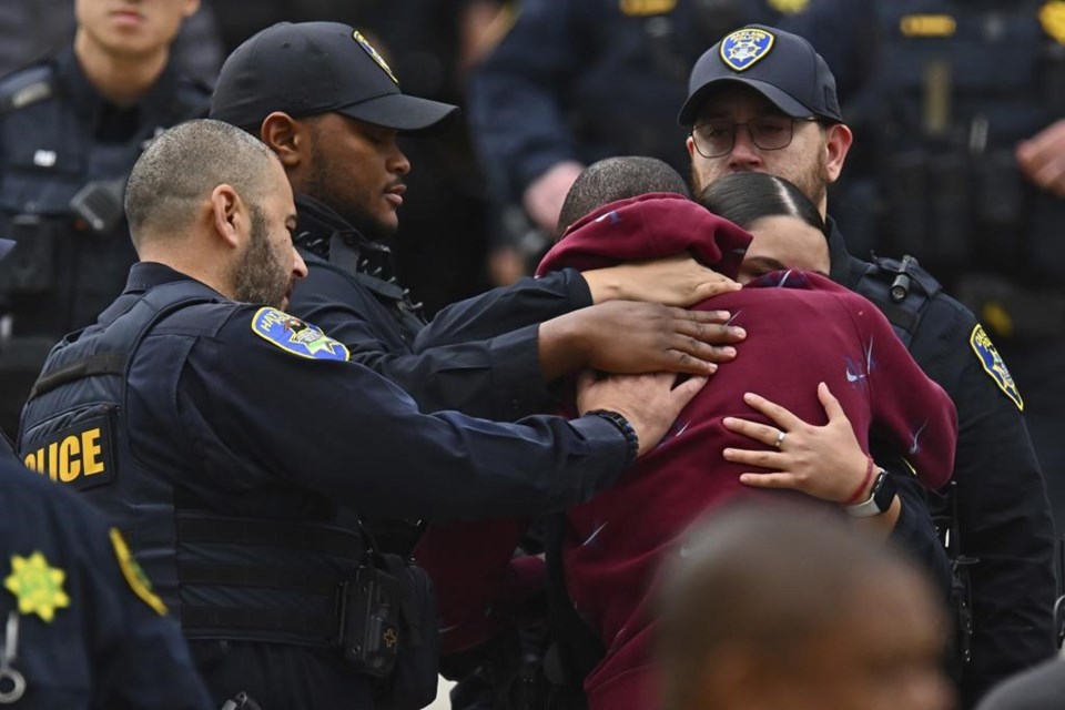 Oakland California Officer Killed While Answering Burglary Call Shooter Being Sought Police 