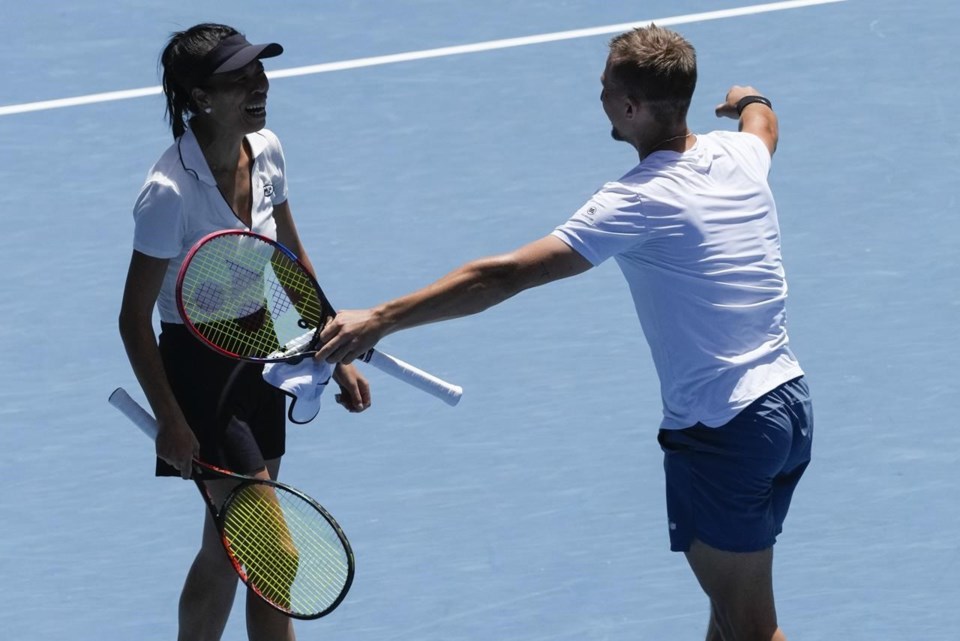 Hsieh Suwei and Jan Zielinski win the mixed doubles title at the