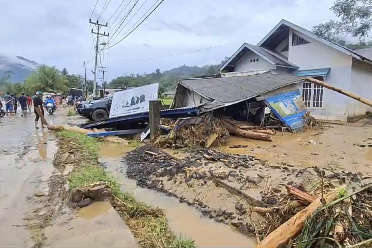 At least 19 dead and 7 missing as landslide and flash floods hit ...