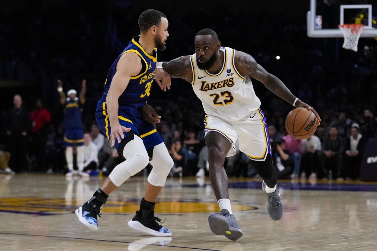 Curry scores 31 in return as Warriors defeat Lakers 128-121