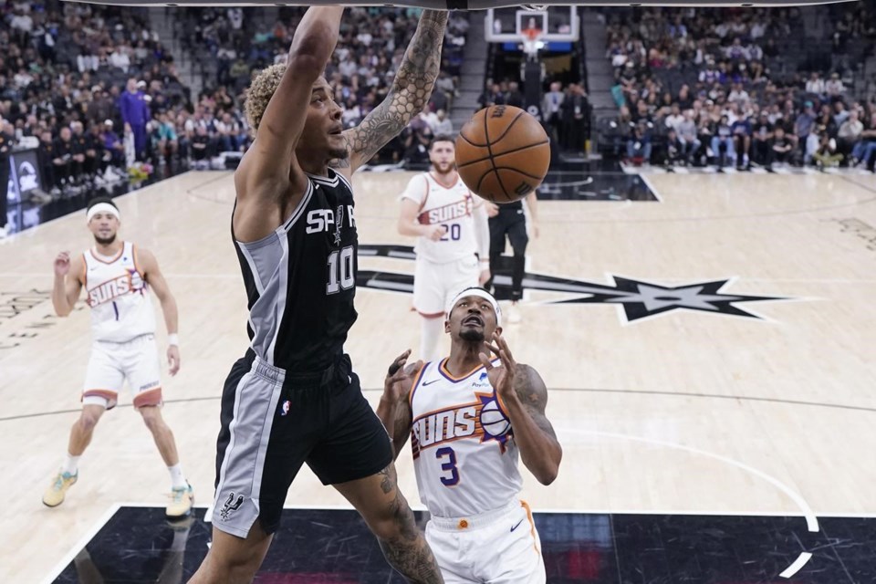 Booker scores 32 points and Suns never trail in steamrolling Spurs 131