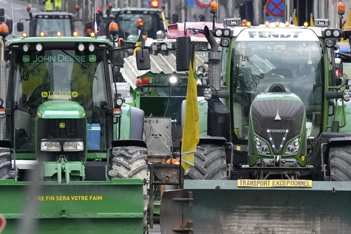 With blaring horns rumbling engines, farmers in tractors block Brussels ...