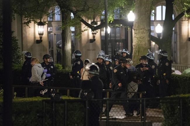 Protesters clash at UCLA after police clear pro-Palestinian ...